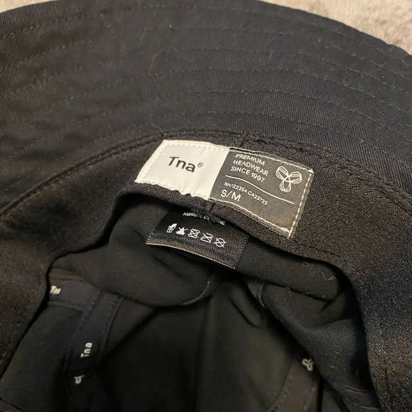 Aritzia TNA Bucket Hat - Picture 4 of 5